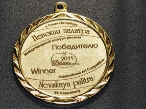 На медали