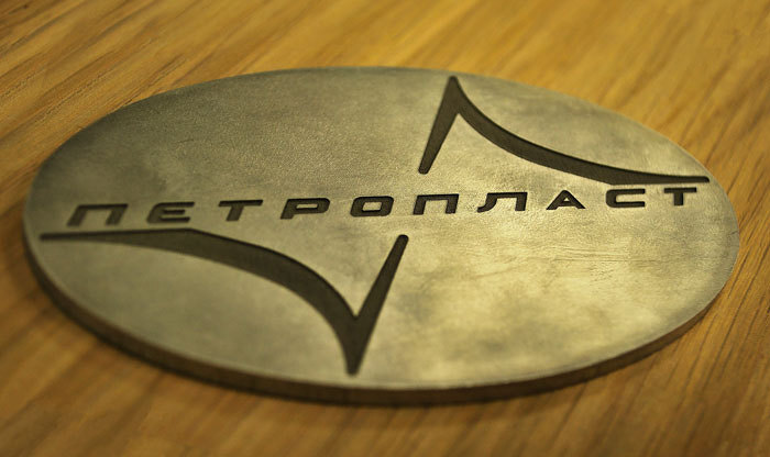 Глубокая контрастная гравировка логотипа на овальной алюминиевой болван