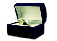 Золотое помолвочное кольцо с лазерной гравировкой надписи заказчика