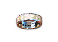 Обручальное кольцо из платины, с камнями по внешнему радиусу и текстом по внутреннему