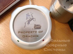 USB-подставка-подогреватель для чая и кофе. Цветная лазерная гравировка. Плюс на металлической кружке, по окружности и на дне