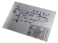 Табличка из серого алюминия с термопечатью, отверстия по краям, нанесение чертежа и информации об оборудовании