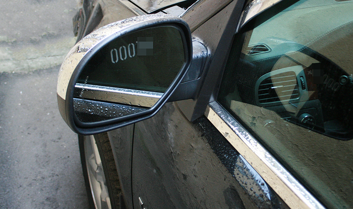 Нанесение противоугонной маркировки на автомобильное зеркало
