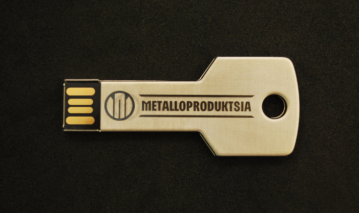 Металлическая флешка в форме ключа с гравировкой текста