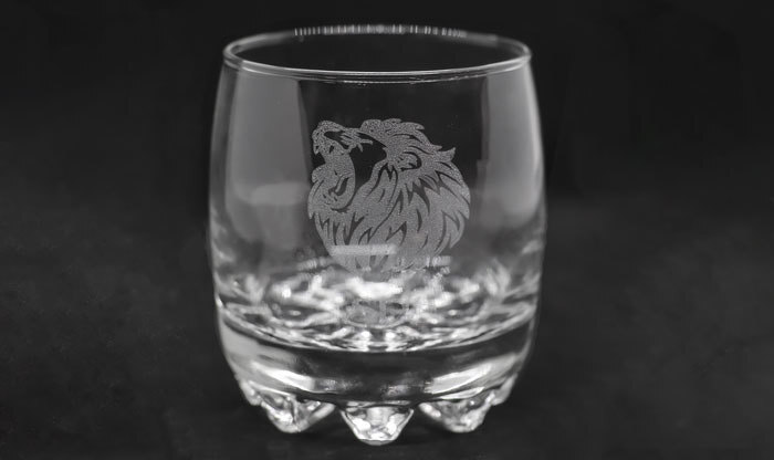 Лазерная гравировка на бокале изображения льва