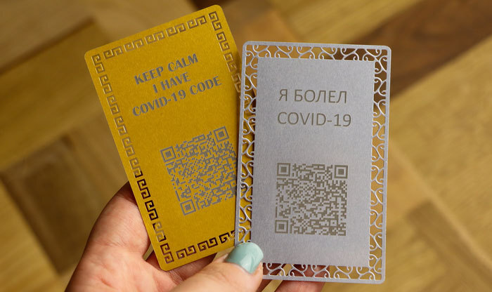 Гравировка qr кода и текста на металлических визитках