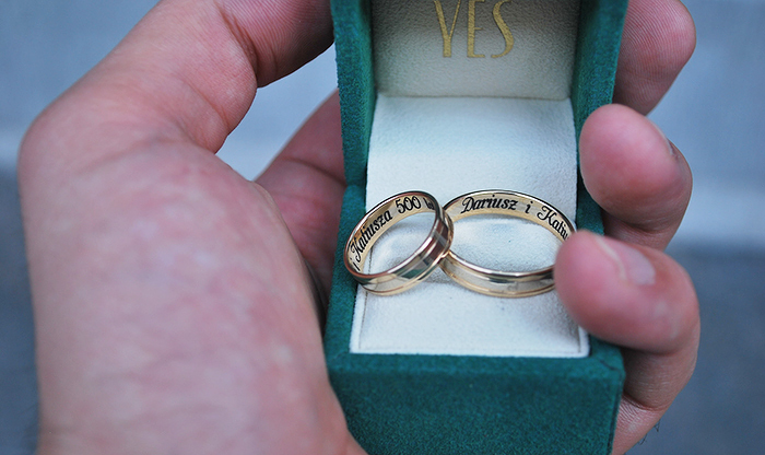 Гравировка на золотых кольцах для свадебной церемонии