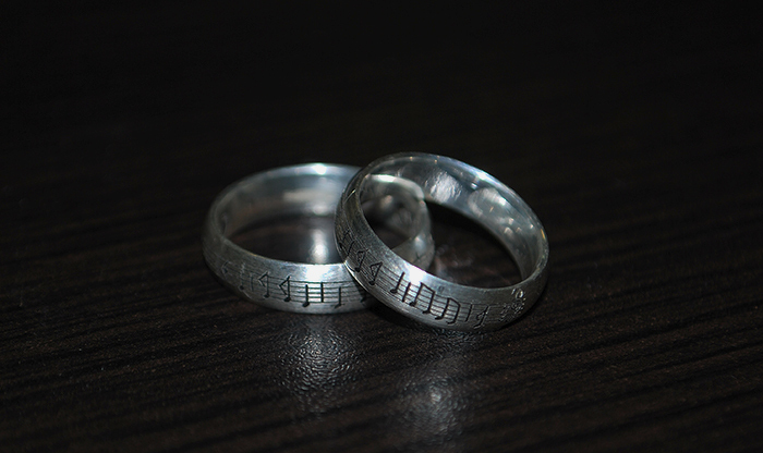 Серебряные кольца с гравировкой нот на внешней стороне