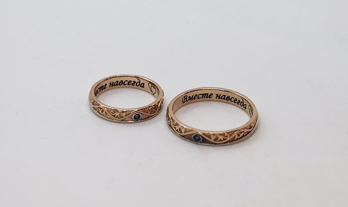 Золотые обручальные кольца с гравировкой памятной надписи на внутренней стороне