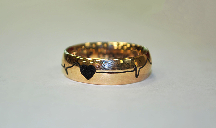 Обручальное кольцо с гравировкой снаружи сердечного ритма
