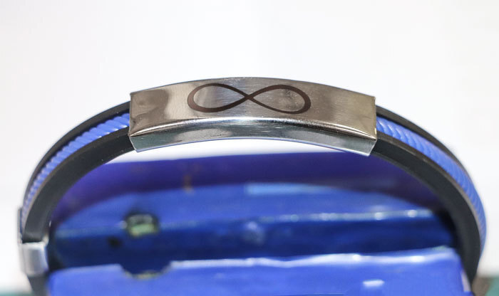 Лазерная гравировка знака бесконечности на металлической части браслета