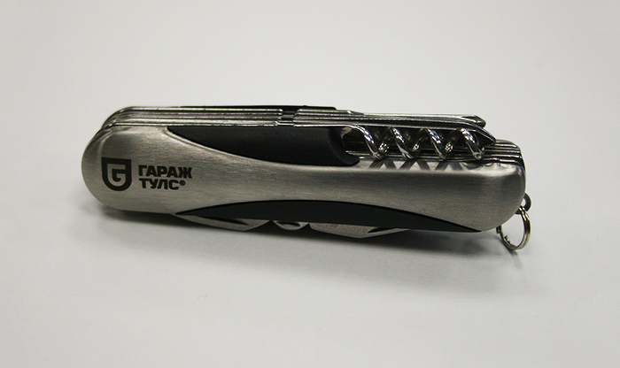 Логотип Гараж Тулс на складном ноже, выполненный при помощи лазерной гравировки