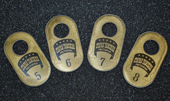 Номерки из нержавеющей стали, покрытые нитридом титана и с лазерной гравировкой логотипа и номера