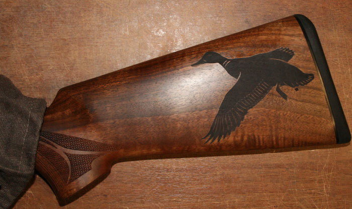 Гравировка приклада ружья, нанесение рисунка в виде утки