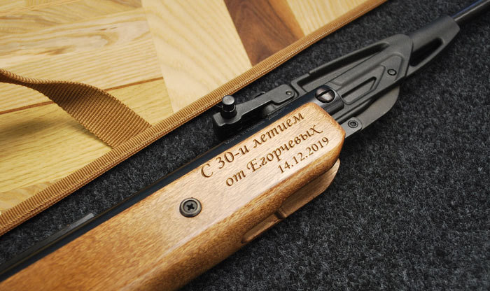 Гравировка на ружье, нанесение текста на деревянной части корпуса