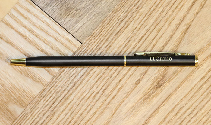 Ручка с гравировкой названия компании