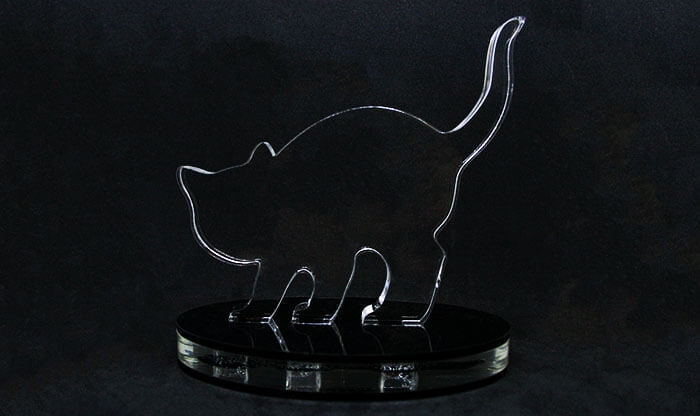 Лазерная резка оргстекла, изготовление награды в виде кота