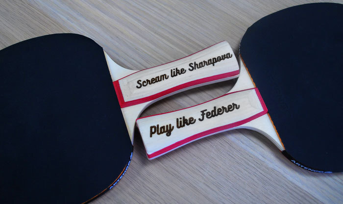 Парная гравировка шутливой надписи на ракетках для настольного тенниса