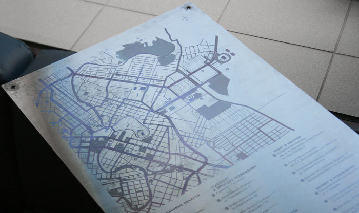 Большой информационный шильд из стали с картой города и подписями, лазерная резка и гравировка