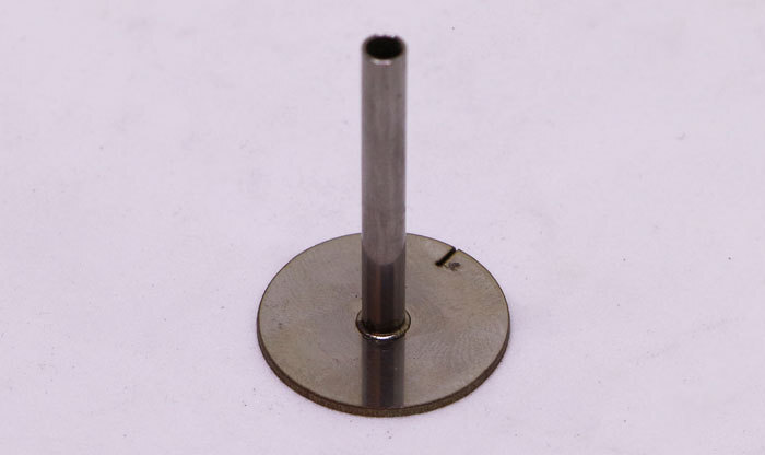 Образец шва лазерной сварки на примере соединения алюминиевой пластины с трубкой