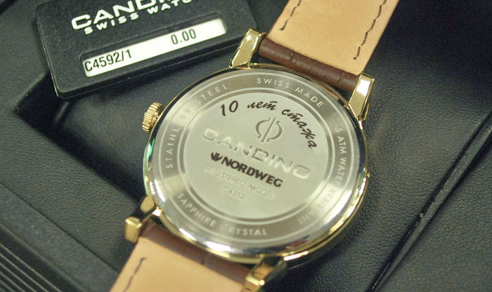 Подарочные часы сотруднику с логотипом и памятной надписью, выполненными с помощью лазера