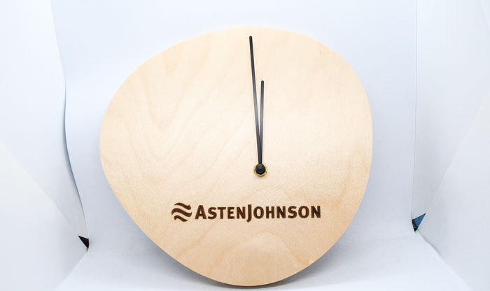 Настенные деревянные часы с гравировкой логотипа и названия компании