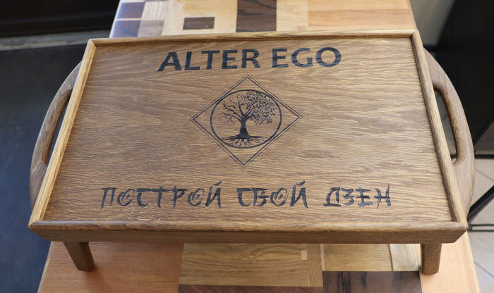 Нанесение логотипа и девиза компании на деревянный столик